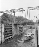 858326 Gezicht op de Emmabrug over de Koninginnensluis in het Merwedekanaal te Nieuwegein.